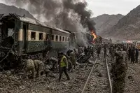 Atentat sângeros în Pakistan: cel puțin 24 de morți după explozia unui tren