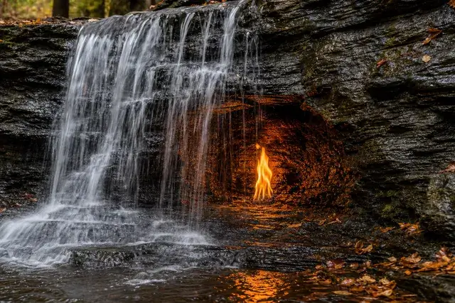 Cascada unde arde un foc care nu se stinge niciodată
