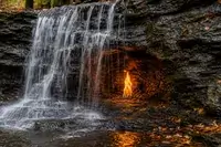 Cascada unde arde un foc care nu se stinge niciodată