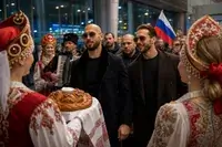 Frații Tate, primiți cu pâine și sare la Moscova