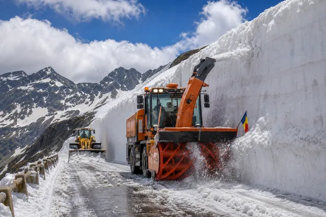 Transfăgărășanul, încă sub zăpadă în iunie. Lupta pentru deschiderea șoselei continuă
