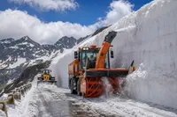 Transfăgărășanul, încă sub zăpadă în iunie. Lupta pentru deschiderea șoselei continuă