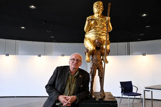 Ciuma portocalie: Trump, statuie de aur în Europarlament