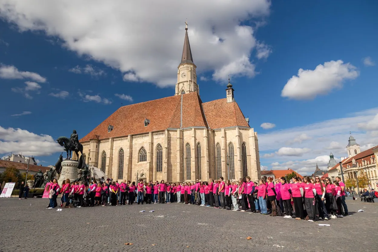 Cluj-Napoca: peste 300 de oameni au format o panglică împotriva cancerului
